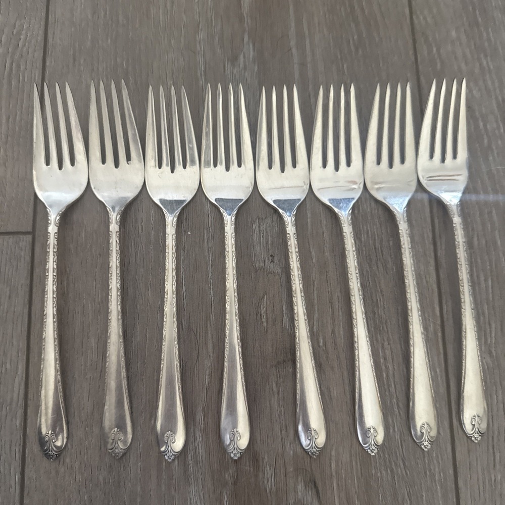 LOT OF 8 WM‎ ROGERS & SON VTG c194O EXQUISITE SILVERPLATED SALAD FORKS